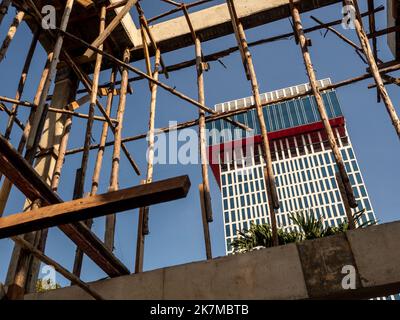 Provisorischer Holzmast für Stützen der Betonkonstruktion eines im Bau befindlichen Gebäudes Stockfoto