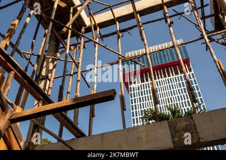 Provisorischer Holzmast für Stützen der Betonkonstruktion eines im Bau befindlichen Gebäudes Stockfoto