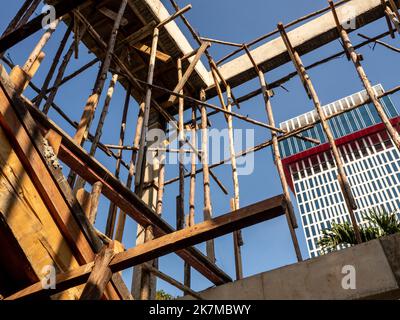 Provisorischer Holzmast für Stützen der Betonkonstruktion eines im Bau befindlichen Gebäudes Stockfoto