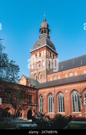 Rigaer Dom oder St. Mary Kathedrale, Evangelisch-Lutherische Kathedrale in Riga, Lettland. Es ist der Sitz des Erzbischofs. Blick vom Kloster Stockfoto