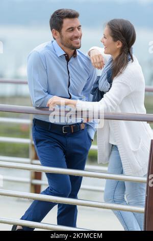 Ein Paar auf dem Pier Stockfoto