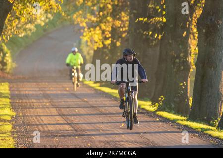 Preston, Lancashire. Wetter in Großbritannien; 18. Oktober 2022. Die Sonne geht über dem River Ribble auf, während die Anwohner in der Morgendämmerung am Riverside Walk, einem kalten nebligen Start in den Tag, leichte Übungen machen. Avenham Park Familienbereich, Rad- und Wanderwege im Nordwesten Englands. Kredit; MediaWorldImages/AlamyLiveNews Stockfoto