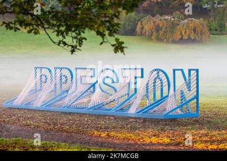 Preston, Lancashire. Wetter in Großbritannien; 18. Oktober 2022. Die Sonne geht über dem River Ribble auf, während die Anwohner in der Morgendämmerung am Riverside Walk, einem kalten nebligen Start in den Tag, leichte Übungen machen. Avenham Park Familienbereich, Rad- und Wanderwege im Nordwesten Englands. Kredit; MediaWorldImages/AlamyLiveNews Stockfoto