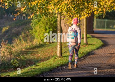 Preston, Lancashire. Wetter in Großbritannien; 18. Oktober 2022. Die Sonne geht über dem River Ribble auf, während die Anwohner in der Morgendämmerung am Riverside Walk, einem kalten nebligen Start in den Tag, leichte Übungen machen. Avenham Park Familienbereich, Rad- und Wanderwege im Nordwesten Englands. Kredit; MediaWorldImages/AlamyLiveNews Stockfoto