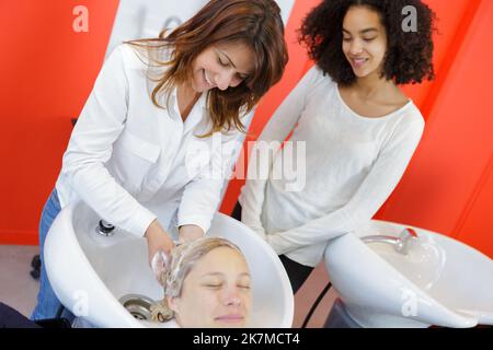 Friseur Waschmaschine womans Haaren in seinem Geschäft Stockfoto