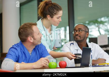 Das Ärzteteam ist gerade dabei, zu Mittag zu essen Stockfoto