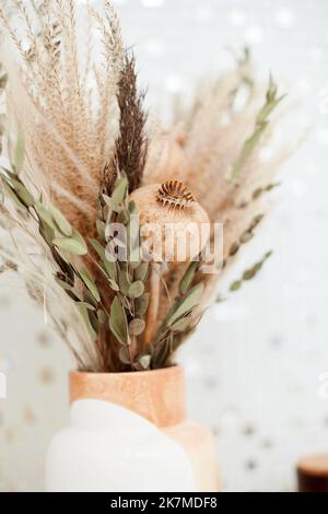 Schöne Anordnung von getrockneten Blumen in Vase. Stockfoto