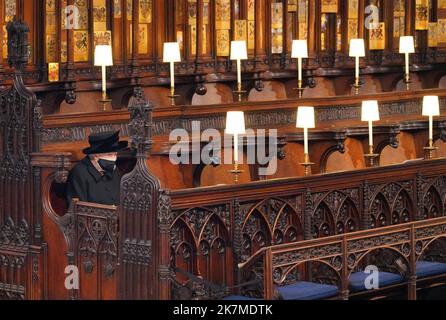 Aktenfoto vom 17/4/2021 von Königin Elizabeth II. Nimmt ihren Platz für die Beerdigung des Herzogs von Edinburgh in der St. George's Chapel, Windsor Castle, Bekshire. Das Foto des PA Media-Fotografen Jonathan Brady wurde am Montag bei den UK Picture Editors' Guild Awards bei einer Zeremonie in London mit dem IMAGO-Foto des Jahres ausgezeichnet. Ausgabedatum: Dienstag, 18. Oktober 2022. Stockfoto