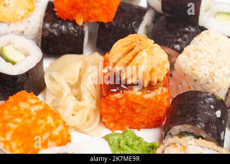 Sushi rollt japanisches Essen auf Weiß. Stockfoto