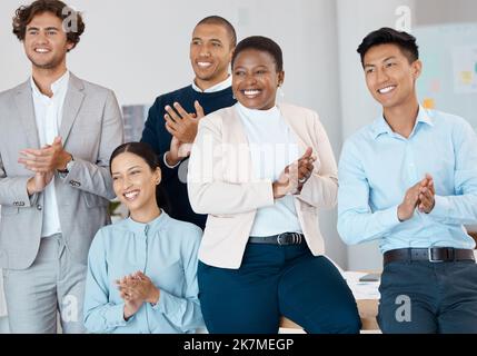 Team, Applaus und Geschäftsleute, Zusammenarbeit und Vielfalt gemeinsam im Büro für Unternehmen. Glücklich, Männer und Frauen, Teambuilding Treffen und Stockfoto