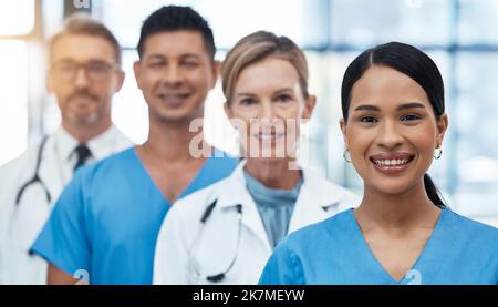Diversity-Team, Ärzte und Ärzte lächeln, bereit für die Operation und im Krankenhaus zusammen. Gesundheitswesen, Krankenschwestern posieren und glückliche Gruppe, die professionell ist Stockfoto