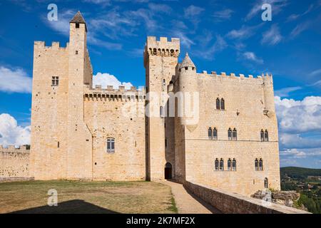 Das Schloss von beynac im Sommer mit blauem Himmel Stockfoto