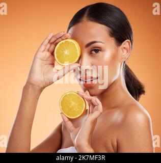 Hautpflege in der Natur, Schönheit und schwarze Frau mit Zitrone Vitamin C Gesichtsentgiftung für schöne, natürliche und gesunde Haut leuchten. Obst, Wellness und Stockfoto