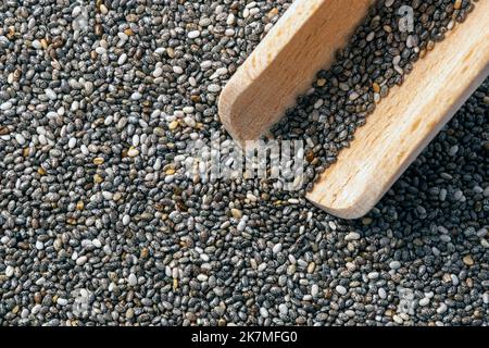 chia-Samen auf weißem Hintergrund, Farbe und Detail der Chia-Samen aus der Nähe. Stockfoto