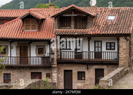 Schöne Stadt Barcena Mayor mit den traditionellen Steinhäusern der Berge von Kantabrien an einem sonnigen Tag. Kantabrien, Spanien. Stockfoto