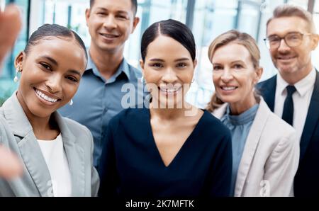 Selfie, Büro und Vielfalt, Geschäftsleute oder Teams, die am Arbeitsplatz eines Unternehmens zusammen stehen. Porträt, Vertrauen und Freunde, Kollegen oder Gruppen Stockfoto