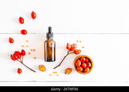 Kosmetikflasche mit Tropferflasche mit einem Bio-Produkt auf Basis von Hagebuttenkernöl für die Gesichtspflege. Naturkosmetik. Draufsicht Stockfoto