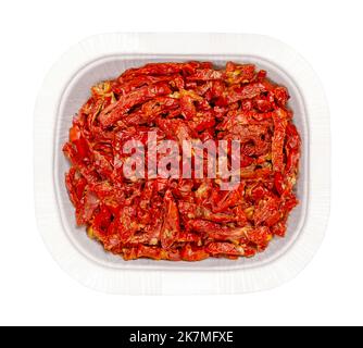 Sonnengetrocknete Tomaten, in einem weißen Punnet, von oben isoliert. Rote reife Tomaten, in Julienne-Streifen geschnitten, gesalzen und dann in der Sonne getrocknet. Stockfoto