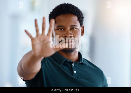 Schwarzer Mann, Hände und Stopp oder fünf Gesten für Zeichen, Warnung oder aufhören, Handfläche und Finger aus Protest zu heben. Porträt eines ernsten afroamerikanischen Mannes Stockfoto