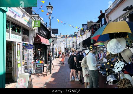 Junge Leute schlendern an einem sonnigen Tag durch Marktstände und unabhängige Geschäfte im modischen North Laine District von Brighton, East Sussex, England, Großbritannien Stockfoto