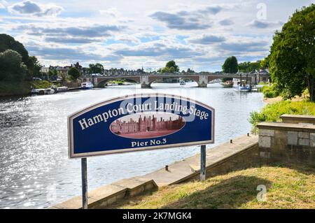 Schild am Hampton Court Landing Stage Pier Nr. 3 mit Blick auf die Hampton Court Bridge über die Themse, East Molesey, England, Großbritannien Stockfoto