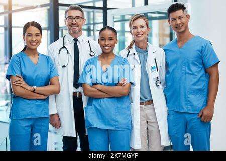 Glückliche Ärzte und Krankenschwester lächeln in einem Krankenhaus mit Unterstützung, Teamarbeit und Zusammenarbeit mit Vielfalt. Team von erfahrenen medizinischen Fachleuten lächelnd Stockfoto