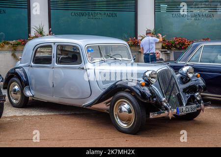 BADEN BADEN, DEUTSCHLAND - 2019. JULI: Silbergraues FAHRZEUG DES AVANT 1934 Coupés, Oldtimer-Treffen im Kurpark. Stockfoto