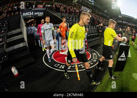 Herning, Dänemark. 16., Oktober 2022. Der Schiedsrichter, die Assistenten und Spieler treten in der MCH Arena in Herning in das Feld für das Superliga-Spiel 3F zwischen dem FC Midtjylland und AC Horsens ein. (Foto: Gonzales Photo - Morten Kjaer). Stockfoto