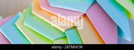 Farbenfroher Origami-Panorama-Hintergrund, abstraktes parametrisches Muster aus Papierblättern Stockfoto