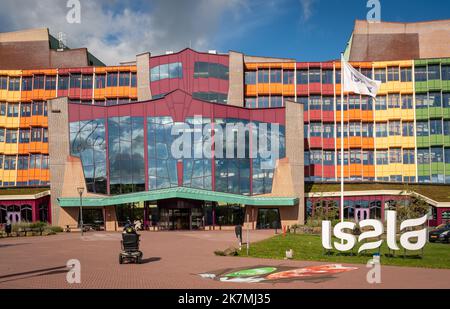 Zwolle, Provinz Overijssel, Niederlande, 16.10.2022, farbenfrohe Außenansicht des Isala-Krankenhauses in Zwolle Stockfoto