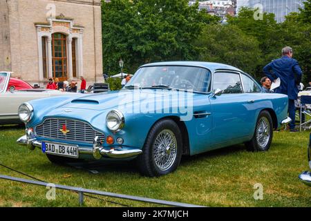 BADEN BADEN, DEUTSCHLAND - JULI 2019: Hellblaues ASTON MARTIN DB4 Coupé 1958 1963, Oldtimer-Treffen im Kurpark. Stockfoto