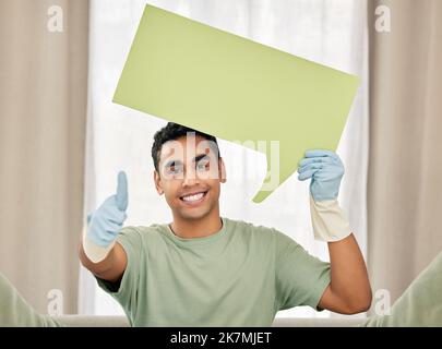 Verbreiten Liebe Hygiene und Freundlichkeit. Ein junger Mann, der eine Sprechblase hält und dabei den Daumen nach oben gibt. Stockfoto