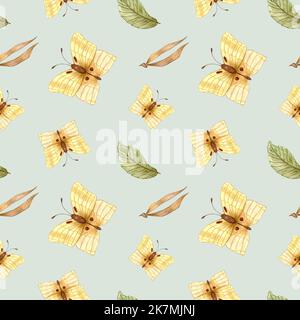 Gelber Herbstschmetterling. Nahtloses Aquarellmuster mit Schmetterling und Blättern auf blauem Hintergrund. Stockfoto