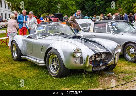 BADEN BADEN, DEUTSCHLAND - JULI 2019: Silberschwarzer AC SHELBY COBRA MkIII MK 3 427 1965 1967 Cabrio-Roadster, Oldtimer-Treffen im Kurpark. Stockfoto