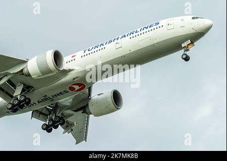 Turkish Airlines Boeing 777-3F2ER zur endgültigen Annäherung an den Flughafen Singapur Changi Stockfoto