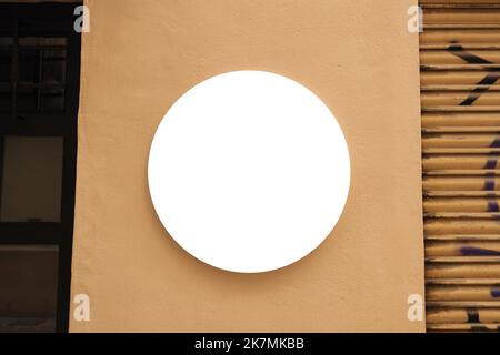 Circle Light Box Logo auf der Ziegelwand auf der Straße. Modell Stockfoto