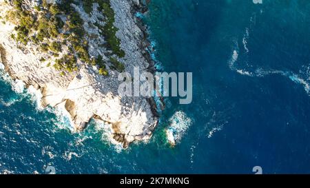 Felsen umgeben von Wasser Luftpanorama oben Meerblick Paradies schöner Ort für Tourismus und Erholung Drohne Aufnahmen von grünen Felsen Platz für Stockfoto