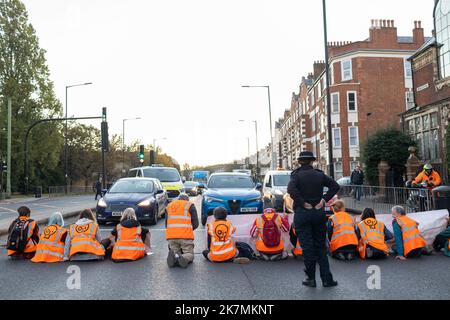 London, England, Großbritannien 18/10/2022 heute früh blockierten Just Stop Oil-Aktivisten die Kreuzung des Barons Court of the A4 in West London. Verärgerte Autofahrer konfrontierten sie und wurden später von der Polizei entfernt. London, England, Großbritannien Stockfoto