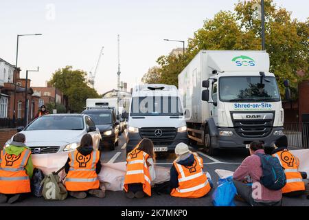 London, England, Großbritannien 18/10/2022 heute früh blockierten Just Stop Oil-Aktivisten die Kreuzung des Barons Court of the A4 in West London. Verärgerte Autofahrer konfrontierten sie und wurden später von der Polizei entfernt. London, England, Großbritannien Stockfoto