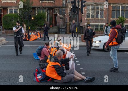 London, England, Großbritannien 18/10/2022 heute früh blockierten Just Stop Oil-Aktivisten die Kreuzung des Barons Court of the A4 in West London. Verärgerte Autofahrer konfrontierten sie und wurden später von der Polizei entfernt. London, England, Großbritannien Stockfoto