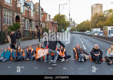 London, England, Großbritannien 18/10/2022 heute früh blockierten Just Stop Oil-Aktivisten die Kreuzung des Barons Court of the A4 in West London. Verärgerte Autofahrer konfrontierten sie und wurden später von der Polizei entfernt. London, England, Großbritannien Stockfoto