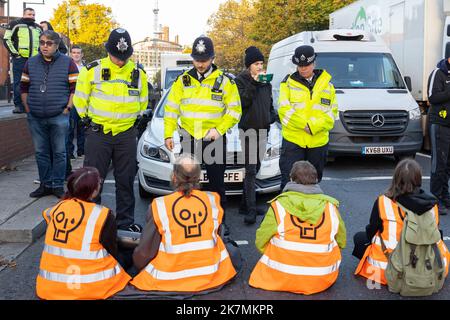 London, England, Großbritannien 18/10/2022 heute früh blockierten Just Stop Oil-Aktivisten die Kreuzung des Barons Court of the A4 in West London. Verärgerte Autofahrer konfrontierten sie und wurden später von der Polizei entfernt. London, England, Großbritannien Stockfoto