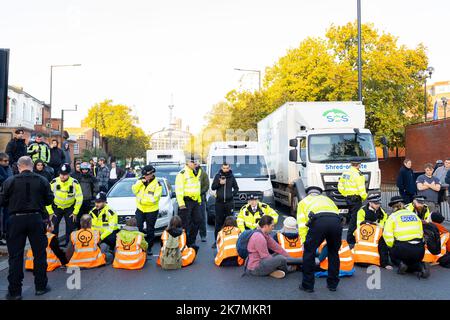 London, England, Großbritannien 18/10/2022 heute früh blockierten Just Stop Oil-Aktivisten die Kreuzung des Barons Court of the A4 in West London. Verärgerte Autofahrer konfrontierten sie und wurden später von der Polizei entfernt. London, England, Großbritannien Stockfoto