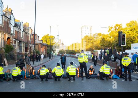 London, England, Großbritannien 18/10/2022 heute früh blockierten Just Stop Oil-Aktivisten die Kreuzung des Barons Court of the A4 in West London. Verärgerte Autofahrer konfrontierten sie und wurden später von der Polizei entfernt. London, England, Großbritannien Stockfoto