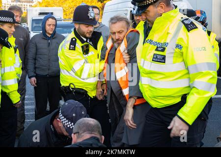 London, England, Großbritannien 18/10/2022 heute früh blockierten Just Stop Oil-Aktivisten die Kreuzung des Barons Court of the A4 in West London. Verärgerte Autofahrer konfrontierten sie und wurden später von der Polizei entfernt. London, England, Großbritannien Stockfoto