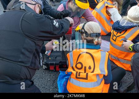 London, England, Großbritannien 18/10/2022 heute früh blockierten Just Stop Oil-Aktivisten die Kreuzung des Barons Court of the A4 in West London. Verärgerte Autofahrer konfrontierten sie und wurden später von der Polizei entfernt. London, England, Großbritannien Stockfoto