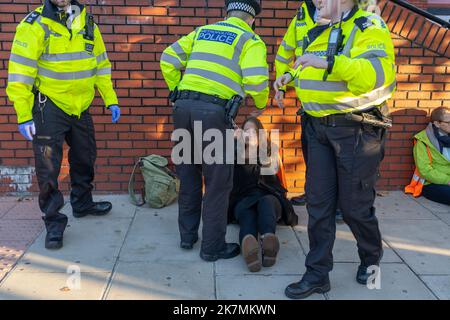 London, England, Großbritannien 18/10/2022 heute früh blockierten Just Stop Oil-Aktivisten die Kreuzung des Barons Court of the A4 in West London. Verärgerte Autofahrer konfrontierten sie und wurden später von der Polizei entfernt. London, England, Großbritannien Stockfoto