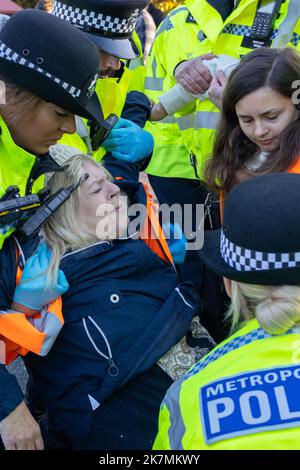 London, England, Großbritannien 18/10/2022 heute früh blockierten Just Stop Oil-Aktivisten die Kreuzung des Barons Court of the A4 in West London. Verärgerte Autofahrer konfrontierten sie und wurden später von der Polizei entfernt. London, England, Großbritannien Stockfoto