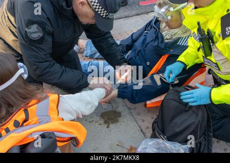 London, England, Großbritannien 18/10/2022 heute früh blockierten Just Stop Oil-Aktivisten die Kreuzung des Barons Court of the A4 in West London. Verärgerte Autofahrer konfrontierten sie und wurden später von der Polizei entfernt. London, England, Großbritannien Stockfoto
