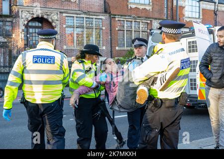 London, England, Großbritannien 18/10/2022 heute früh blockierten Just Stop Oil-Aktivisten die Kreuzung des Barons Court of the A4 in West London. Verärgerte Autofahrer konfrontierten sie und wurden später von der Polizei entfernt. London, England, Großbritannien Stockfoto